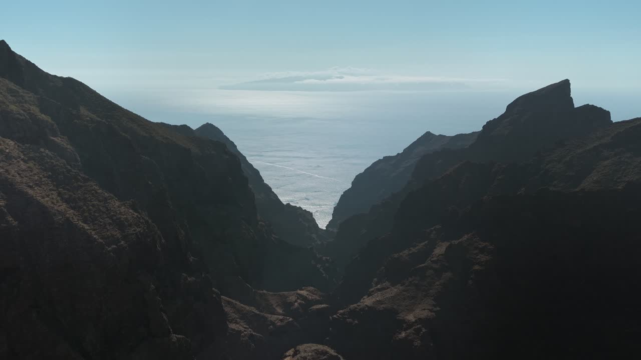 Valle montuosa con vista su un vasto mare di nuvole dall'isola di Tenerife