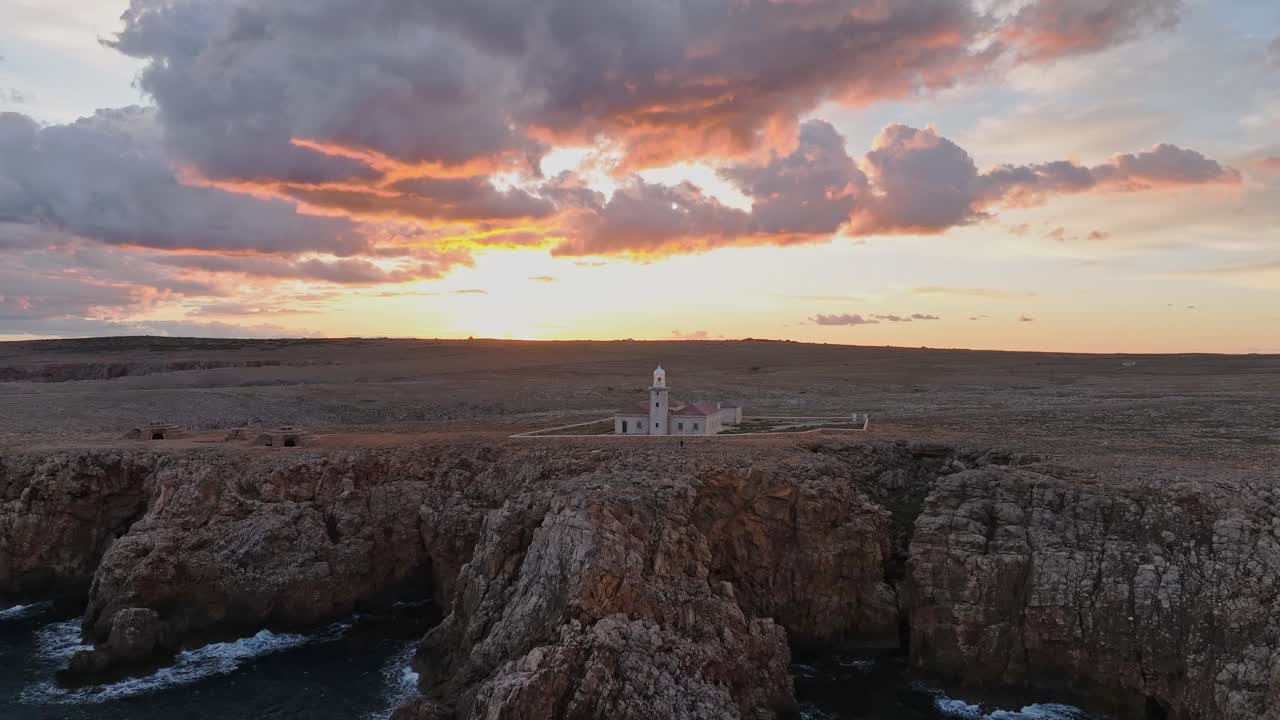 faro de punta nati, al norte de menorca españa gradiente tonos pálidos horizonte acantilado orilla rocosa paisaje marino vista aérea por avión no tripulado