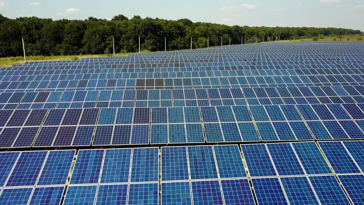 Pannelli solari in centrale elettrica. Pannelli fotovoltaici solari in una centrale solare su un prato