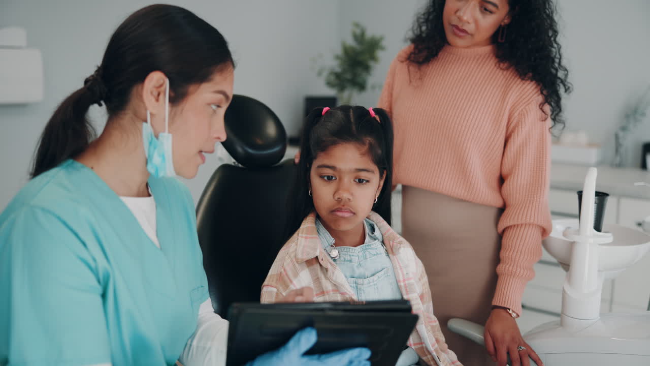 치과의사와의 약속에 있는 어린 소녀