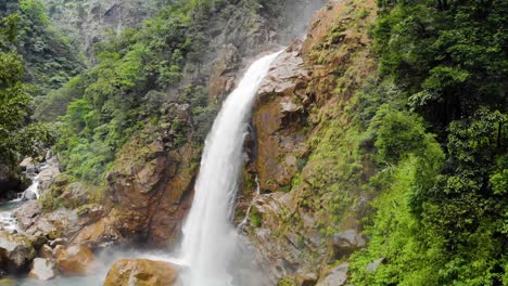 Toma-Aérea-De-4k-Volando-Cerca-De-Las-Cascadas-Del-Arco-Iris-En-Cheerapunji,-Meghalaya,-India