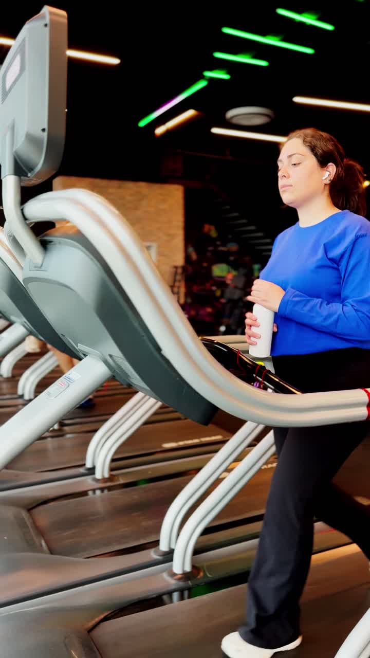 체육관 에서 트레드밀 에서 운동 하는 여자