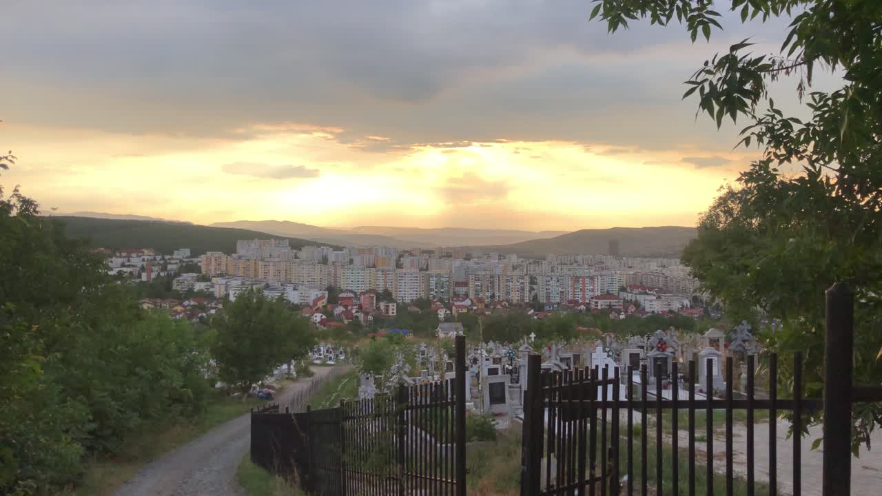 vista de la ciudad y el cementerio al atardecer