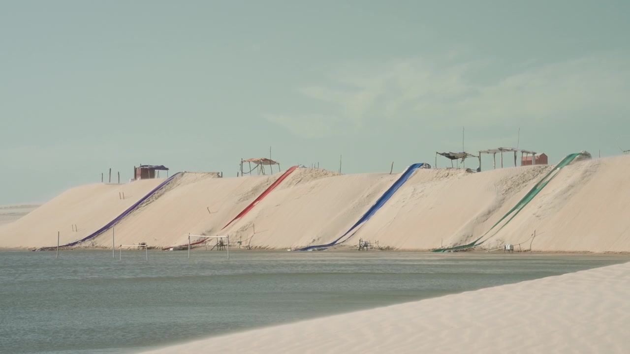 Scivoli di dune colorati presso la Laguna di Jericoacoara, Brasile.