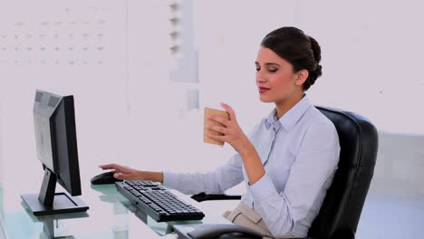 Contenido-Hermosa-Empresaria-Usando-Computadora-Y-Disfrutando-De-Un-Café