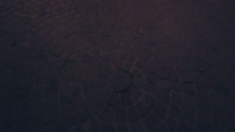 inclinación hacia arriba revelando una puerta de madera con trabajo de hierro y marco de granito en la calle de adoquines en el centro de san miguel de allende