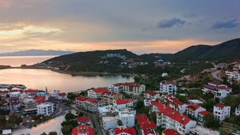 Volando-Por-Encima-De-Casas-Residenciales-De-Un-Pequeño-Pueblo-Costero-En-La-Región-Egea-De-Turquía-Después-Del-Amanecer-Romántico