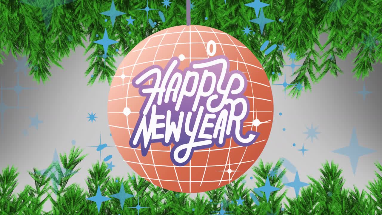 animación de texto de feliz año nuevo en bauble rojo con árbol de navidad y estrellas azules.