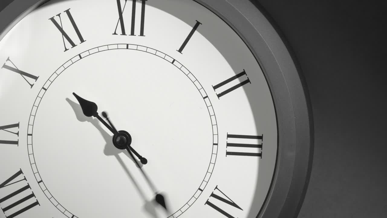 Quadrante dell'orologio con numeri romani in time-lapse su parete grigio scuro