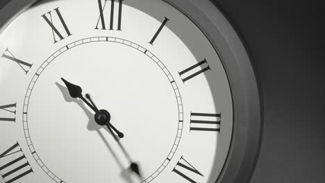 reloj latino en el lapso de tiempo en la pared gris oscuro