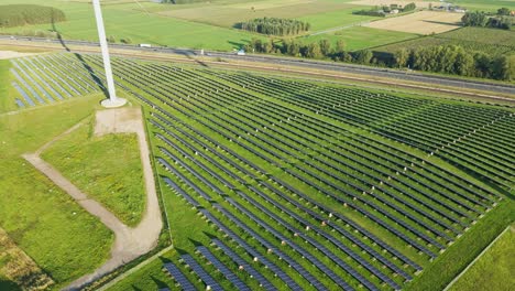 Descripción-Aérea-De-Un-Hermoso-Campo-Verde-Lleno-De-Paneles-Solares-Fotovoltaicos-En-Un-Día-Soleado