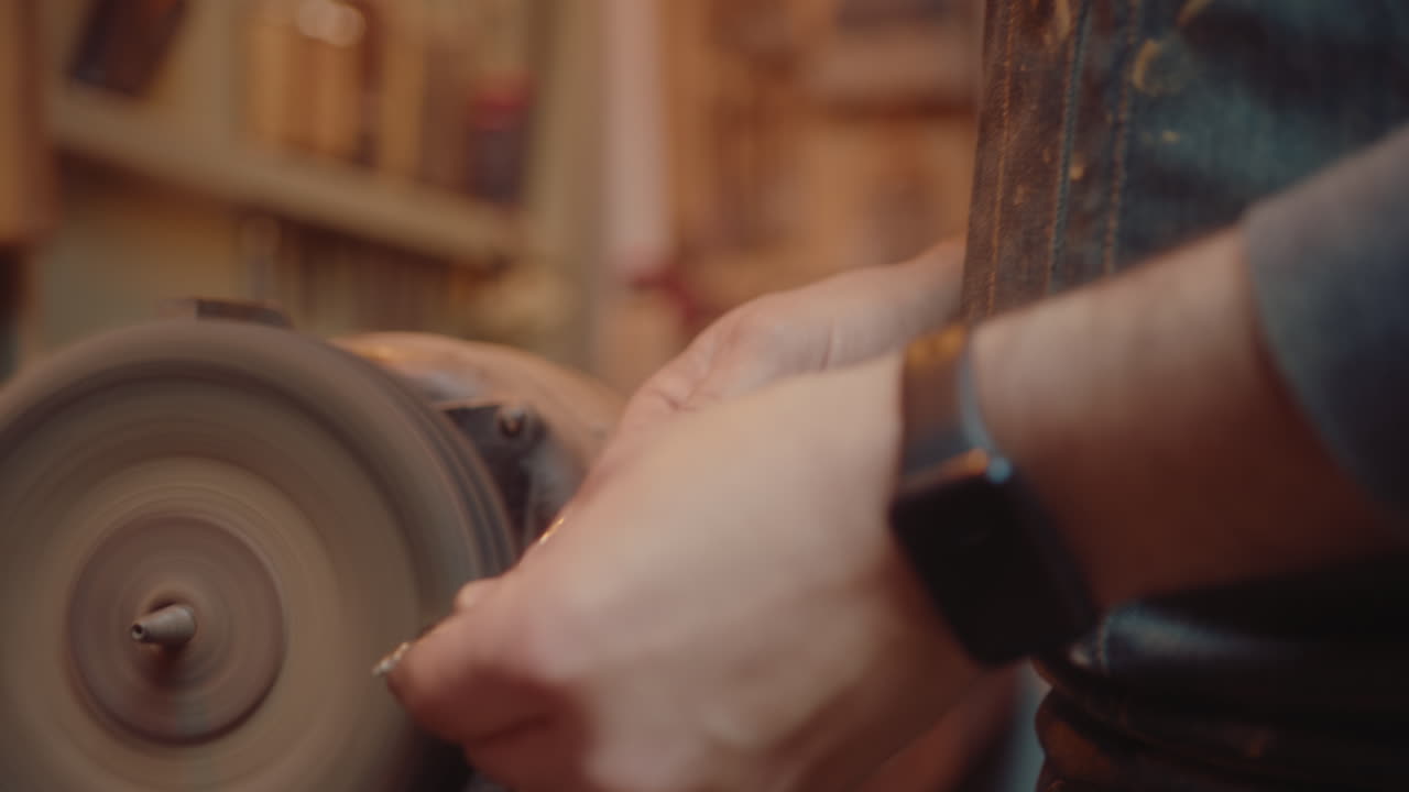 Carpenter Polishing Metal Handle with Buffing Machine