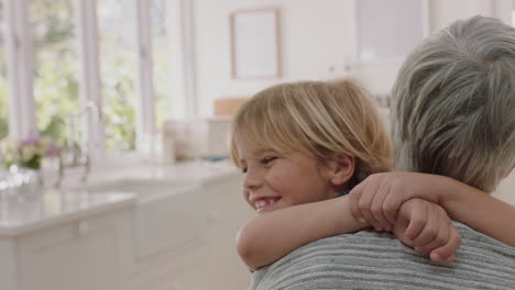 niño feliz abrazando a la abuela sonriendo abrazando a su nieto amando a la abuela disfrutando del afecto en casa concepto familiar 4k metraje