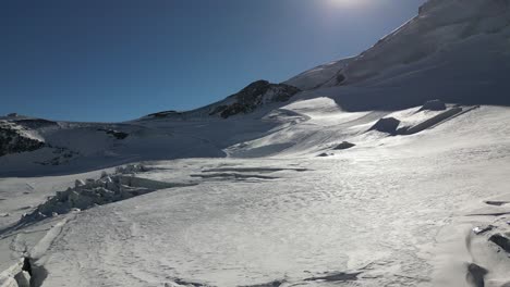 Luftaufnahme,-Panorama:-Blauer-Himmel,-Schneeebene-Und-Berggipfel,-Schweiz