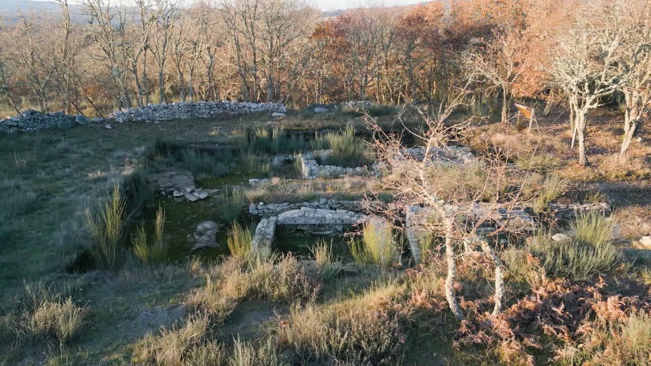 Orbita aerea ravvicinata con drone di Castro de la Acea Baños de Molgas