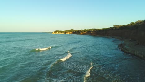 Antenne-Nach-Vorne-über-Wasser-Von-Popa-Beach-In-Der-Dominikanischen-Republik