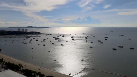 Luftaufnahme-Von-Booten-Am-Strand-Von-Pattaya,-Annäherungsbewegung