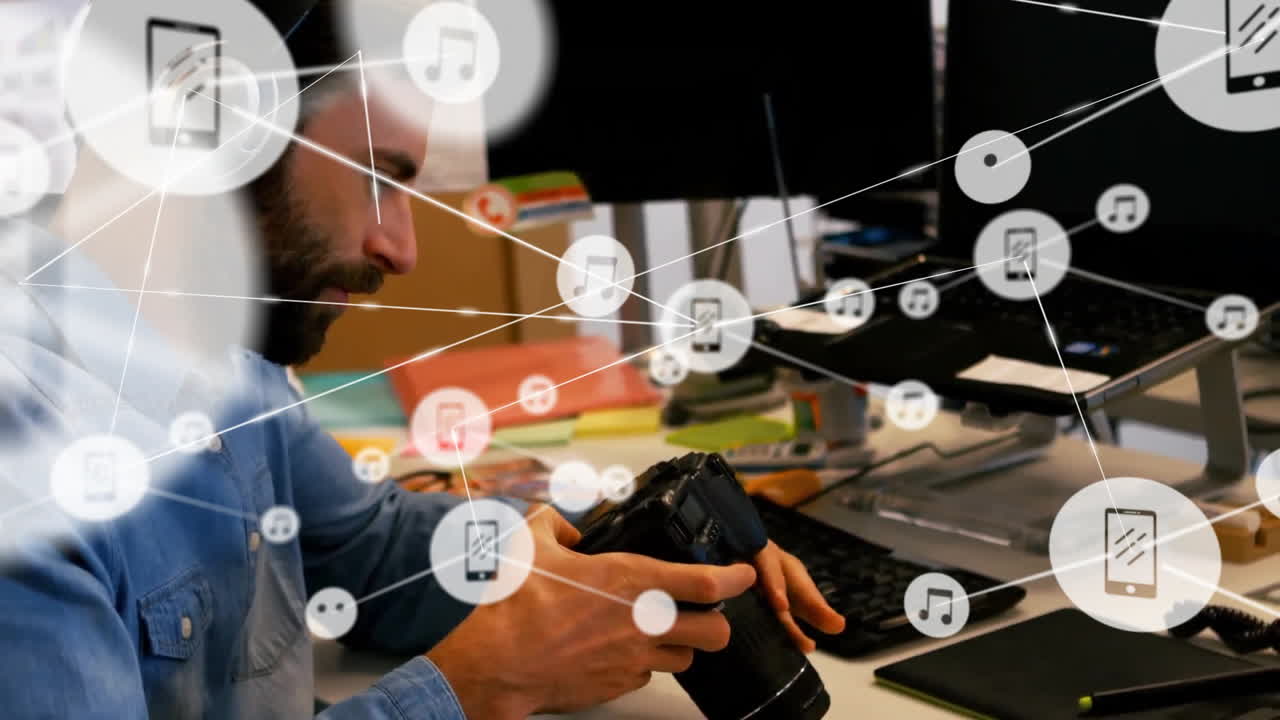 animación de la red de conexiones con iconos sobre empresario caucásico usando cámara