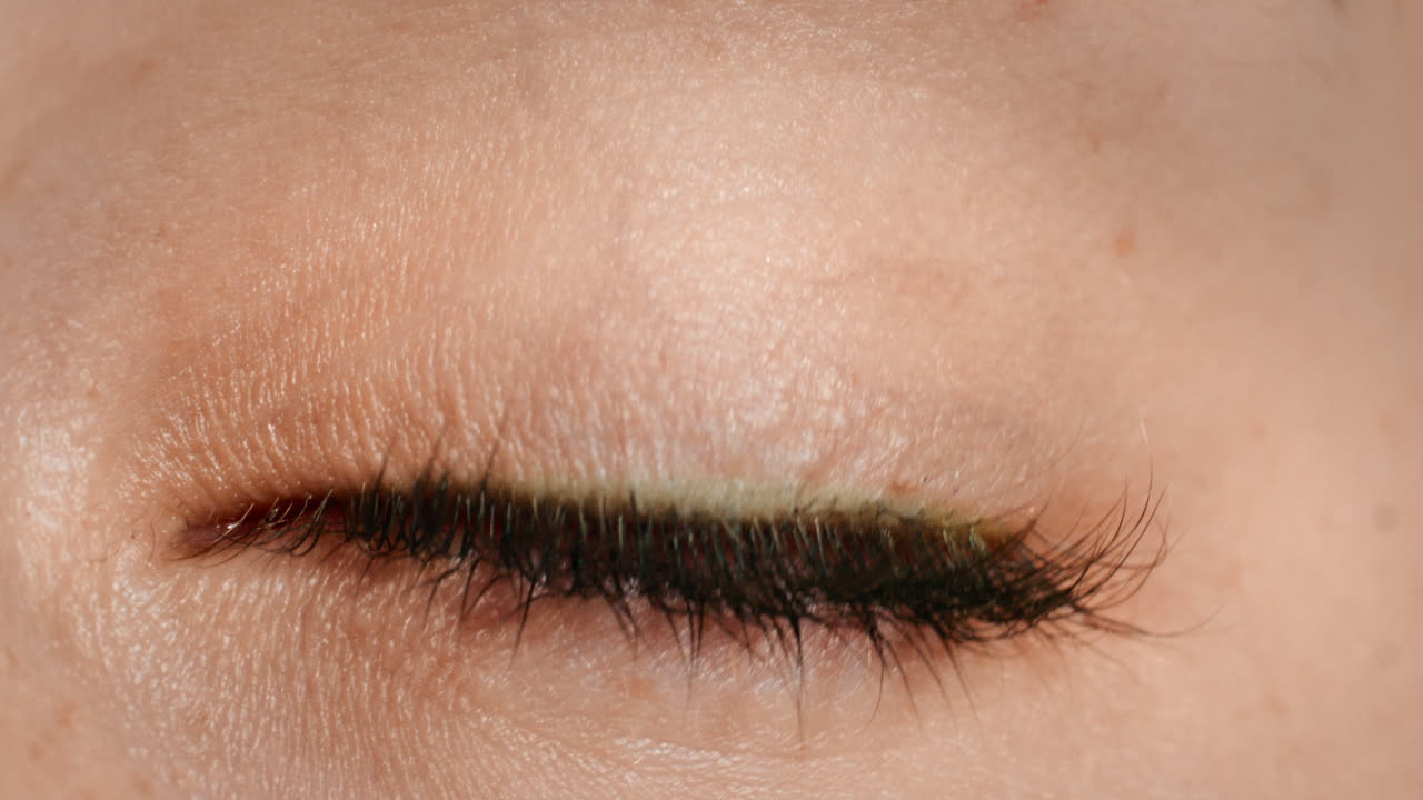 mujer, ojo azul y movimiento de parpadeo con visión