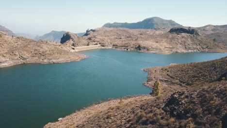 toma aerea en primer plano de la presa de agua conocida como las ninas en el municipio de tejeda