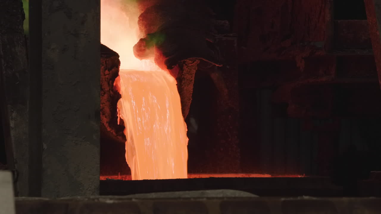 Colata di scorie fuse da una fornace in una fonderia
