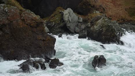 Grandes-Olas-De-Tormenta-Chocando-Contra-Las-Rocas-En-La-Isla-De-Man.