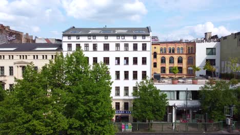 This-is-how-Berliners-live-on-an-elevated-railroad-in-the-capital