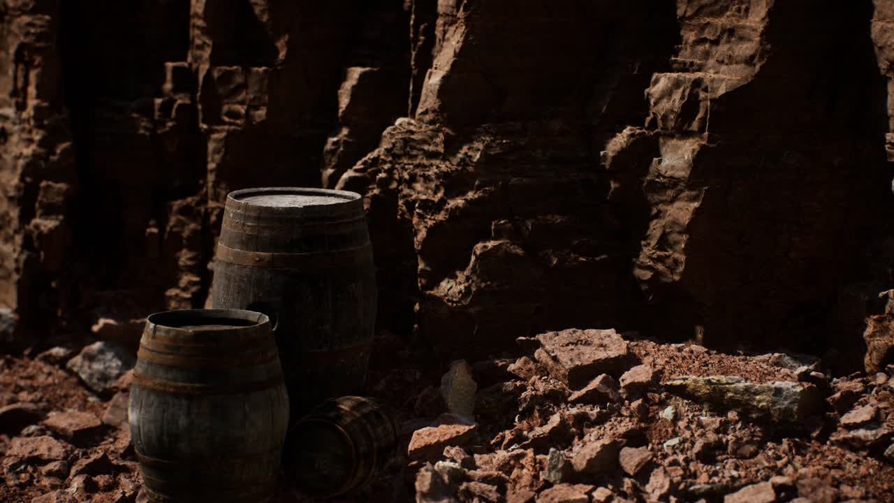 캐니언의 돌 벽 근처에 있는 오래된 목조 빈티지 와인 배럴