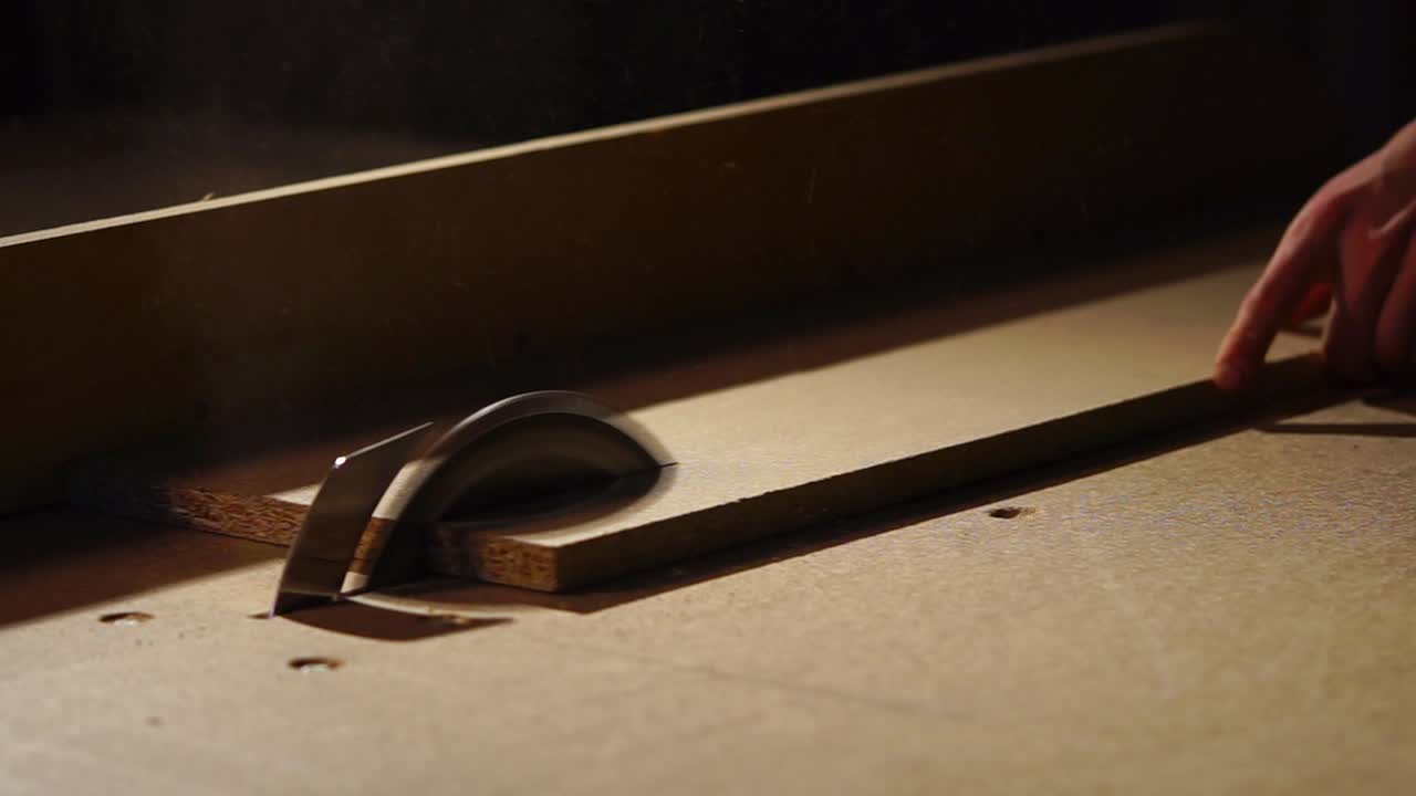 trabajo de la madera con una sierra de mesa