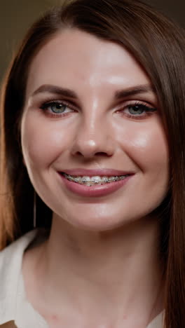 mujer con aparatos ortopédicos sonriendo