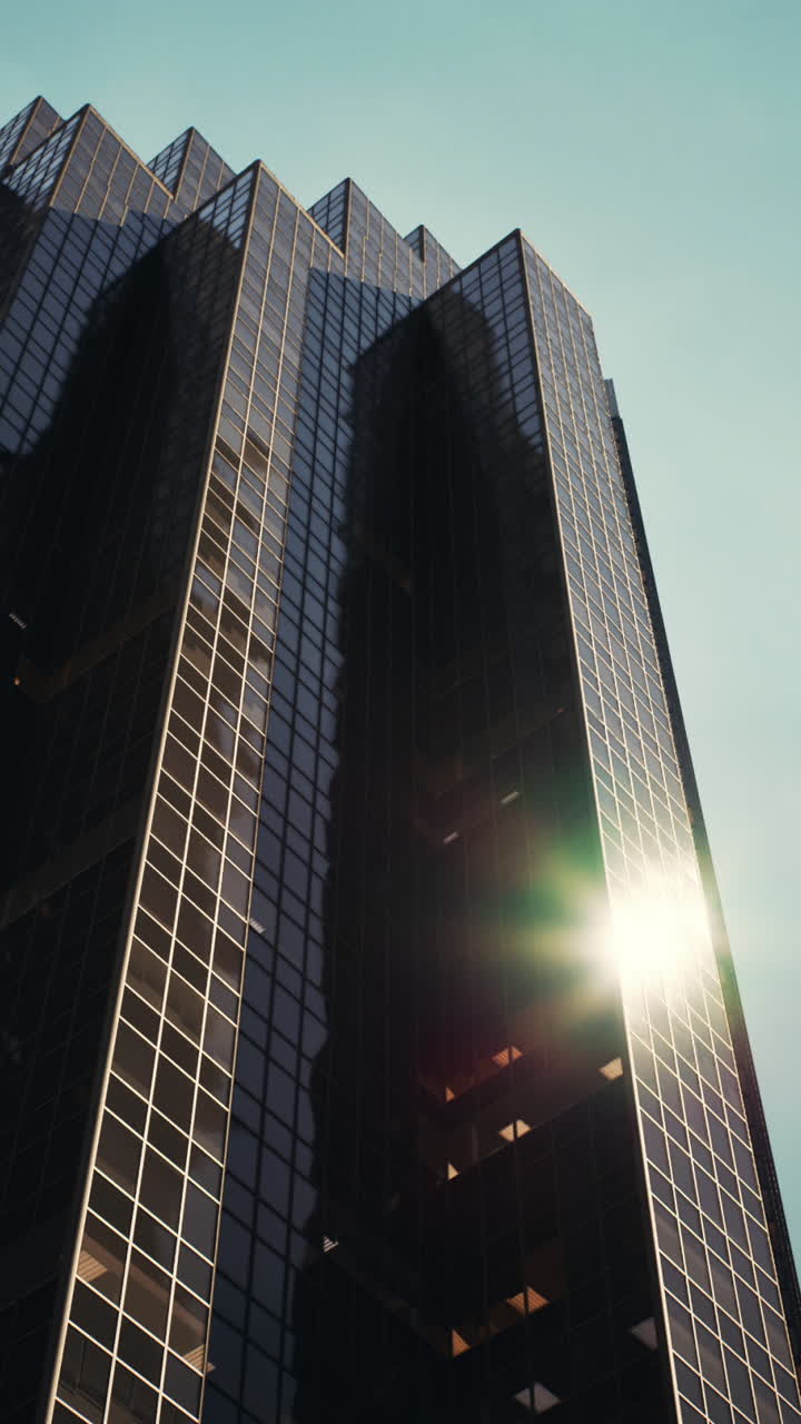 Um arranha-céu alto refletindo o sol
