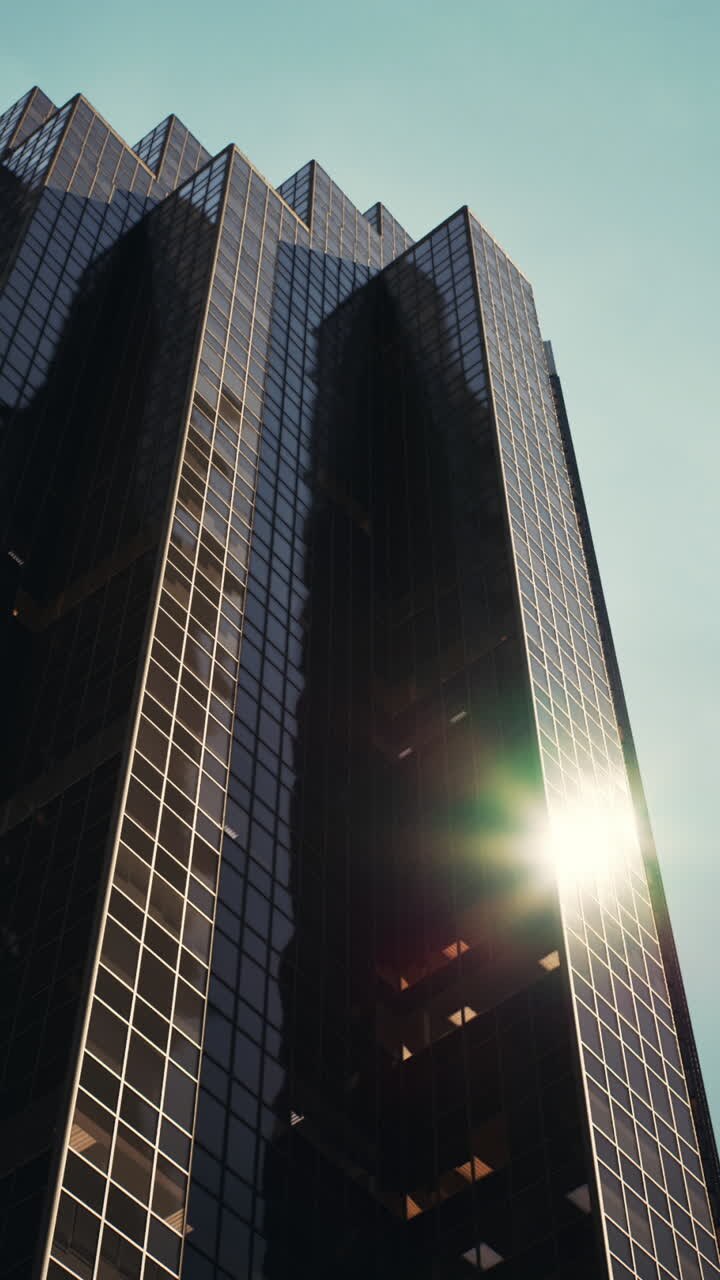 Um arranha-céu alto refletindo o sol