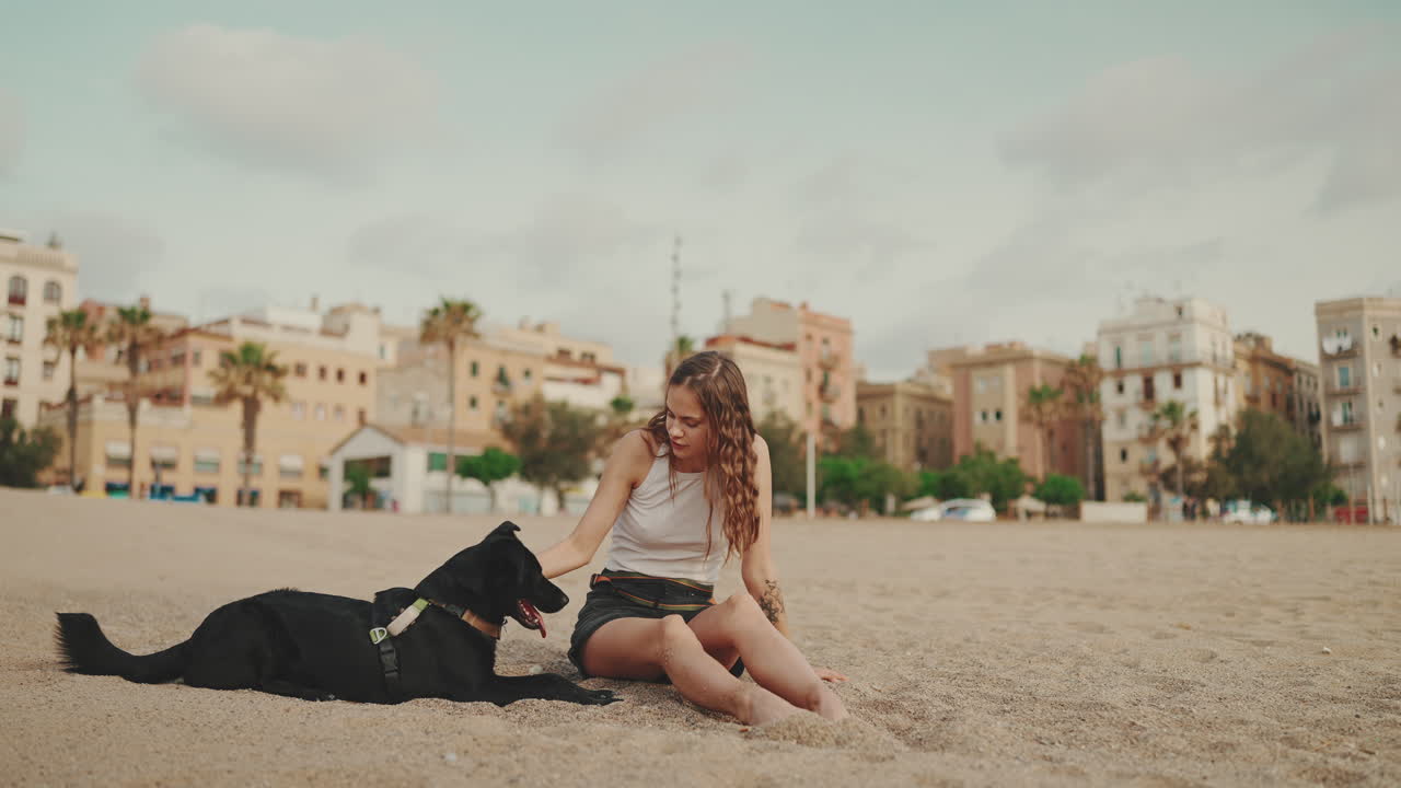 женщина и собака на пляже