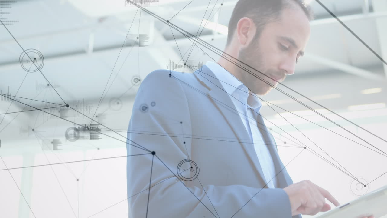 태블릿을 사용하는 코카시안 사업가에 대한 연결 네트워크의 애니메이션