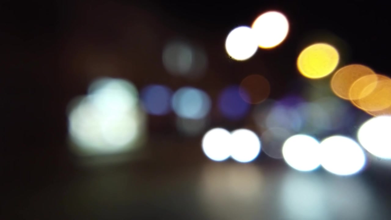 Traffico di auto sulle strade della città di notte. Sfocato