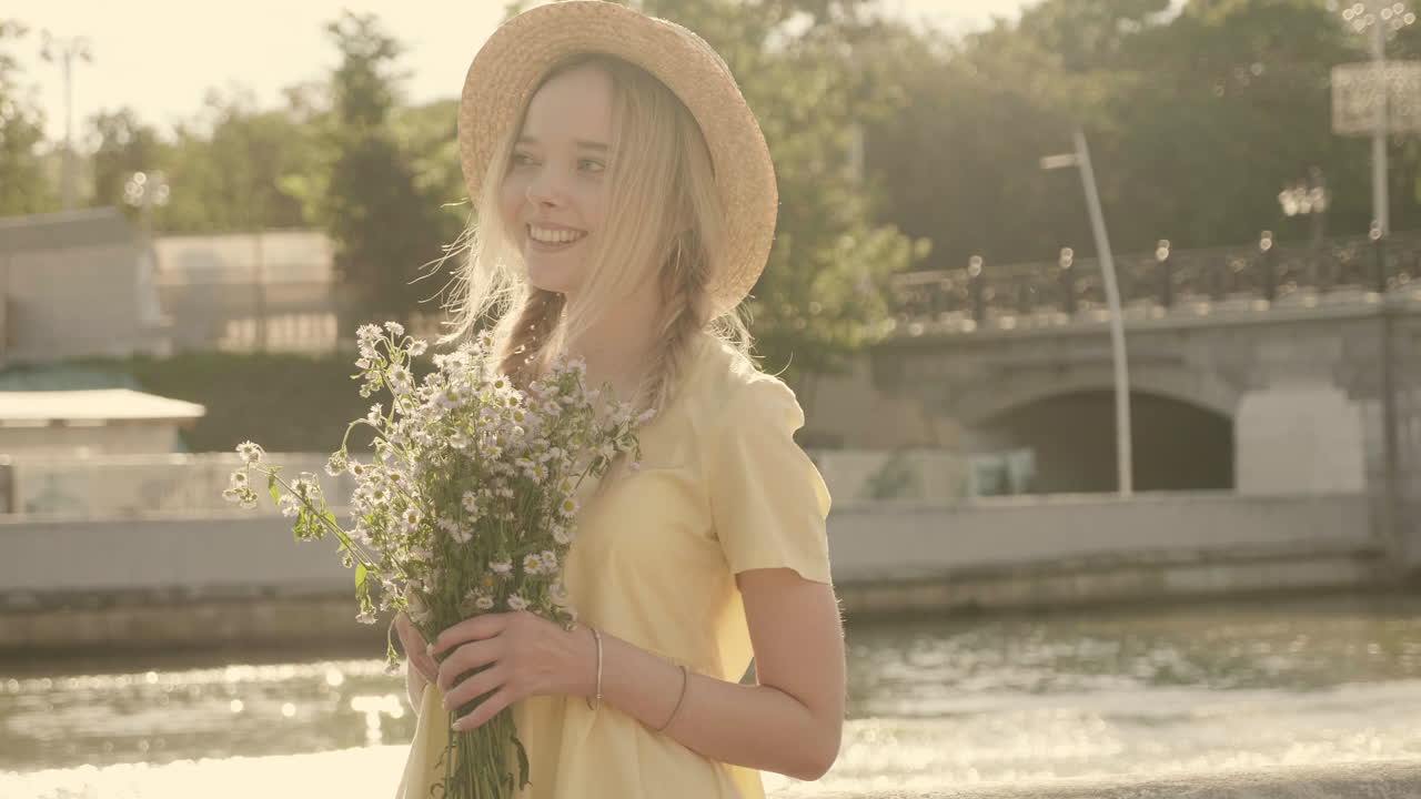 mujer con flores en un parque