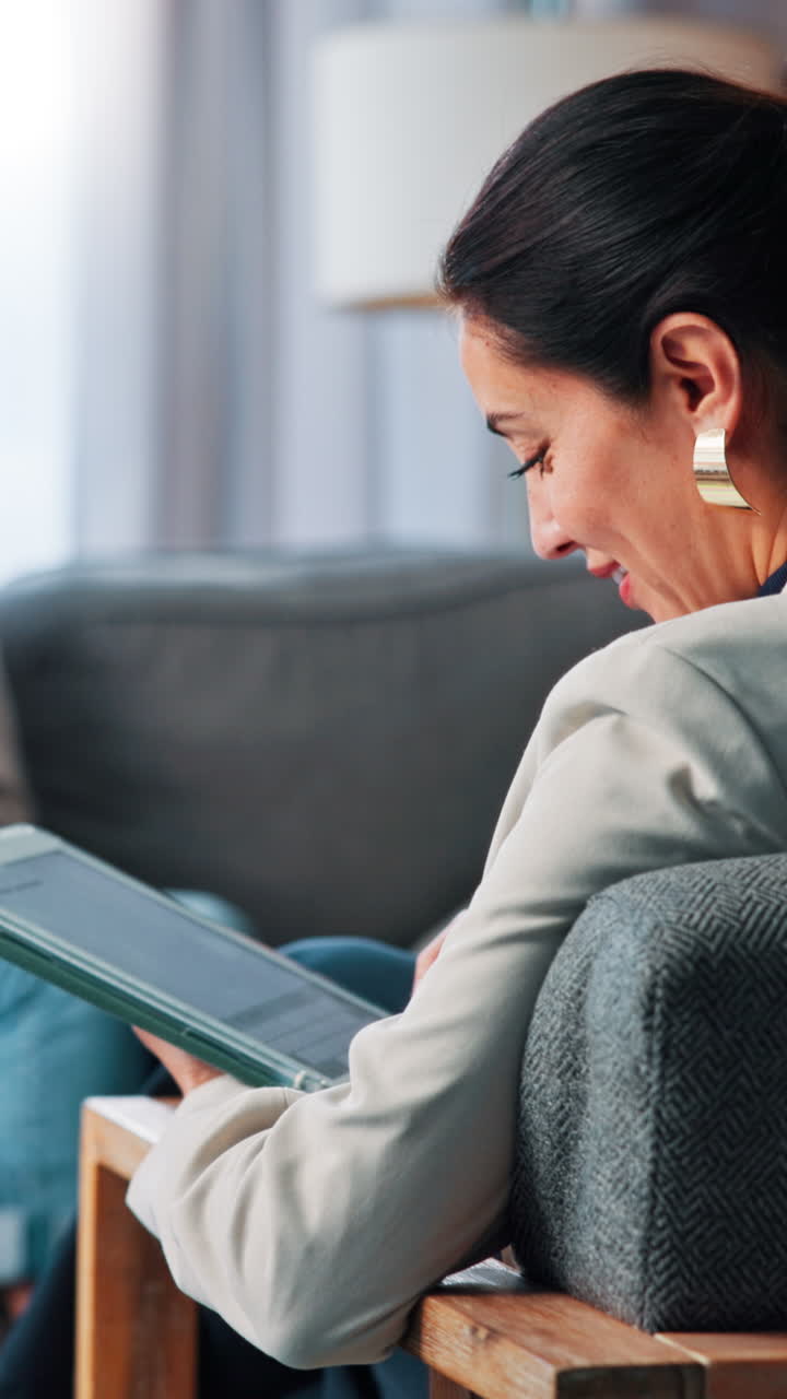 Frau, die zu Hause Tablette verwendet