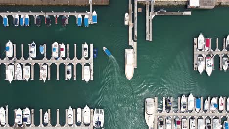 Seguimiento-Aéreo-De-Un-Barco-Dentro-Del-Puerto-Deportivo