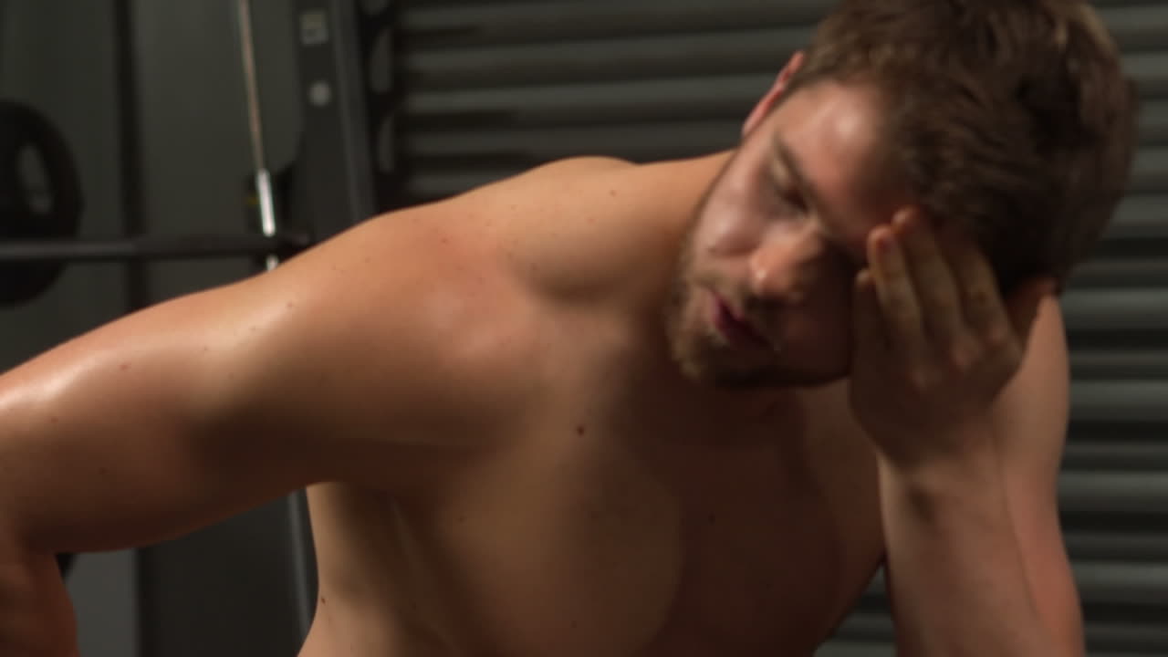 피곤 한 운동 선수 가 휴식 을 하고 있다