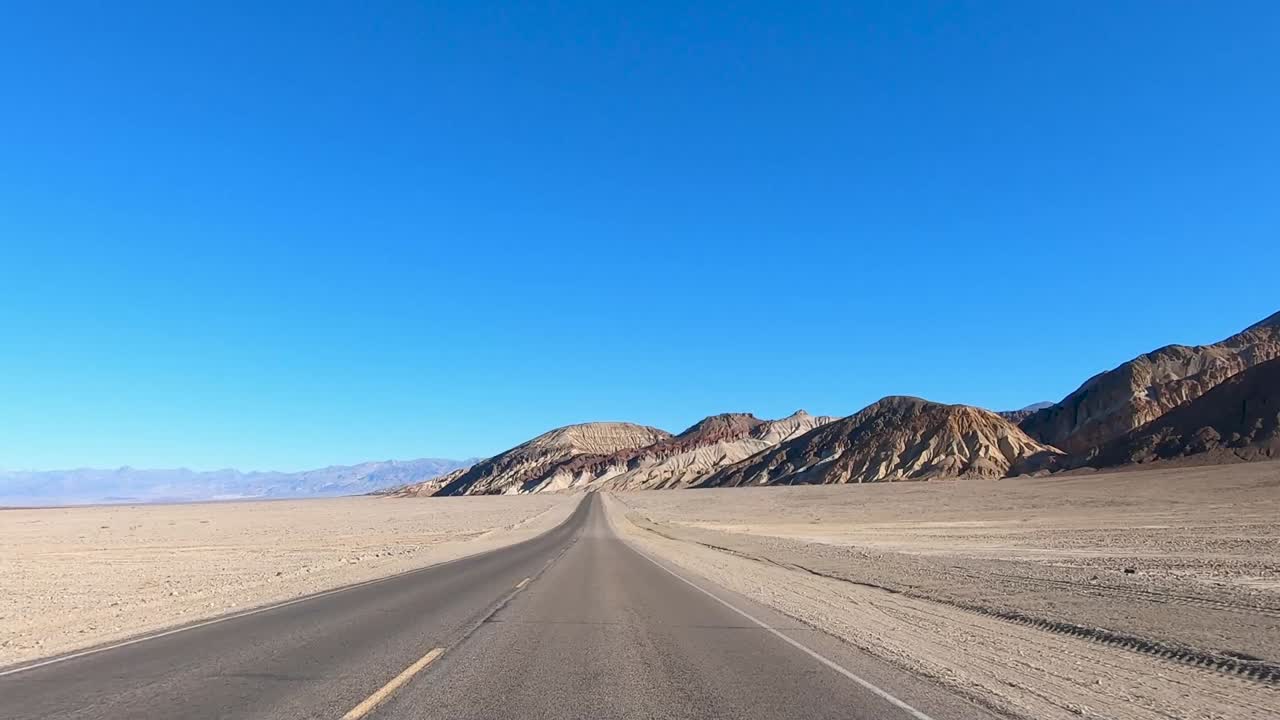 다채로운 산 근처에서 고속으로 데스 밸리 국립 공원을 운전