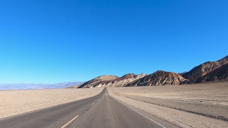 Conduciendo-El-Parque-Nacional-Del-Valle-De-La-Muerte-A-Alta-Velocidad-Cerca-De-Montañas-Coloridas