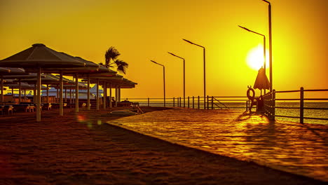 Un-Barco-Se-Desplaza-Sobre-Su-Línea-De-Anclaje-Durante-Un-Amanecer-Dorado-Sobre-El-Mar-Rojo---Lapso-De-Tiempo