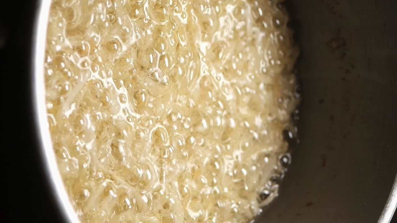 泡立つ沸騰した液体