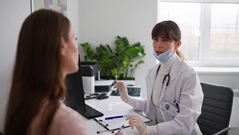 el médico discutiendo con el paciente