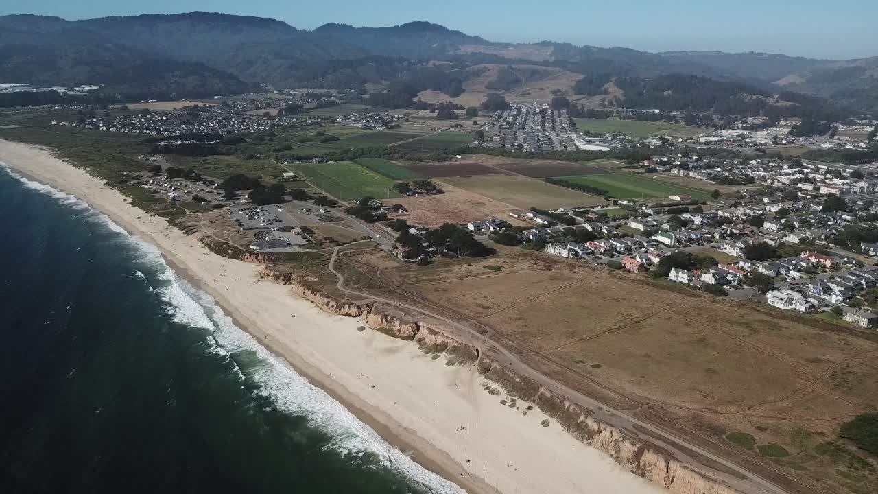 샌프란시스코 베이 지역, 캘리포니아 미국 근처 하프 문 베이의 공중 해안 절벽