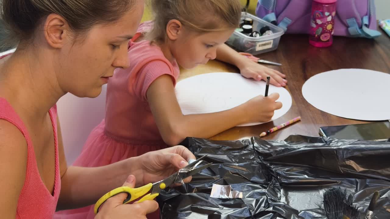 madre e hija participando en un proyecto de arte creativo