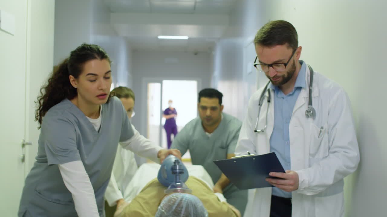 paramédicos empujando al paciente en camillas con ruedas
