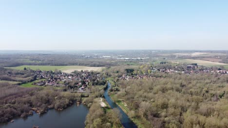 Drone-Vuela-Sobre-El-Río-Great-Stour-Hacia-El-Pequeño-Pueblo-De-Fordwich,-Inglaterra