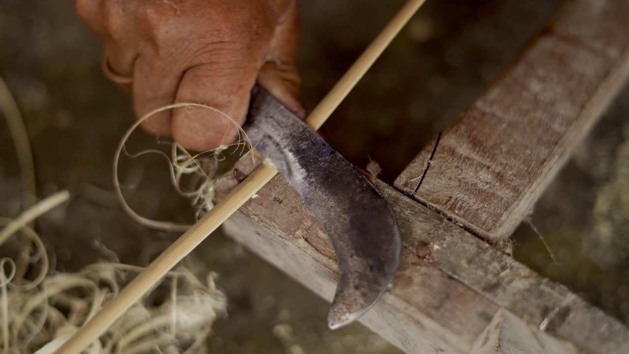 franja de bambú tallada en un palo de madera con un cuchillo afilado