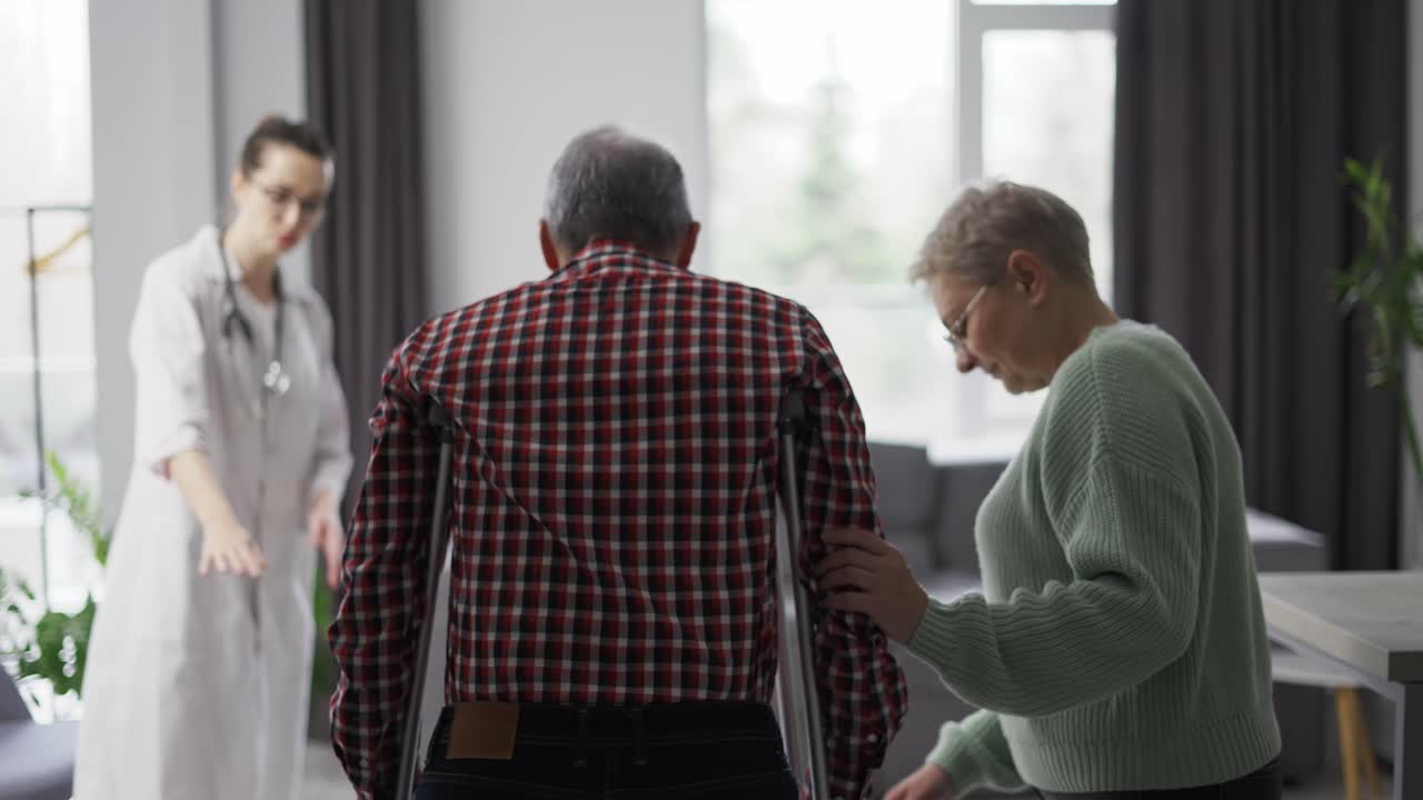 y un hombre adulto con gafas se sienta en el mostrador del bar y toma un sorbo de un cóctel de color rojo